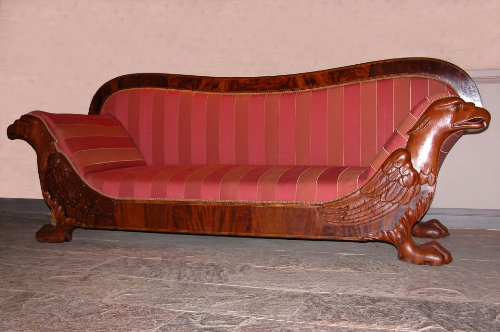 Диван ладья красного дерева с фигурами крылатых грифонов в стиле ампир
