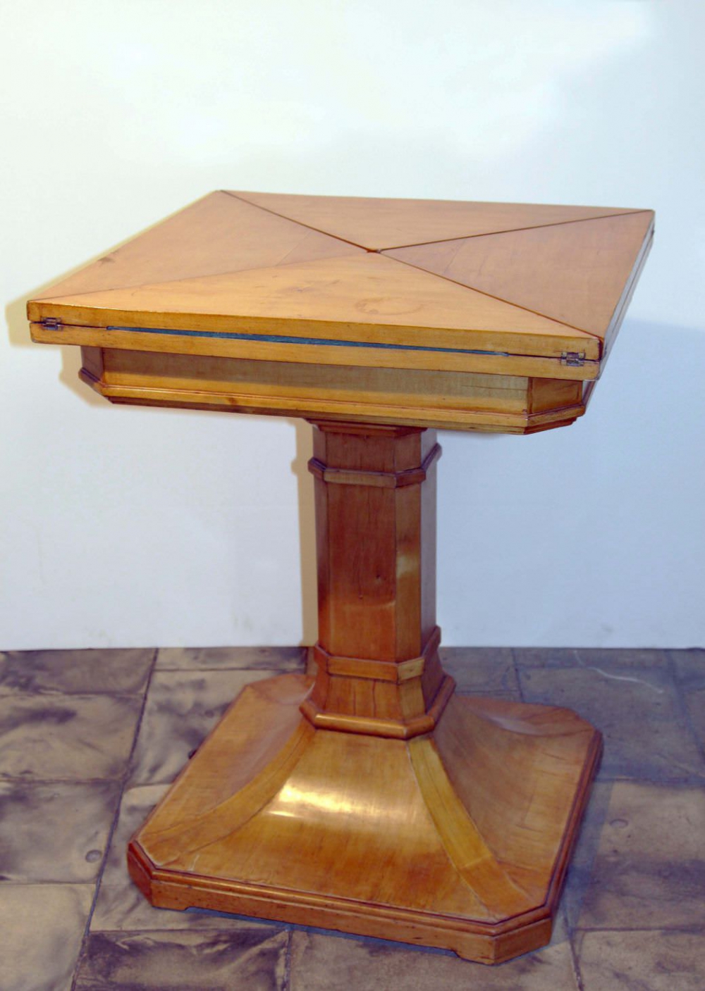 Столик ломберный фруктового дерева в форме конверта в стиле Ар-деко