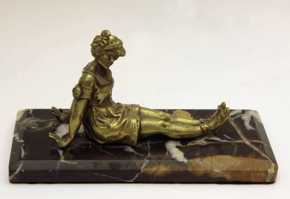 Скульптура «Девочка на камне»