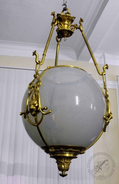Фонарь молочного стекла в форме шара в классическом стиле