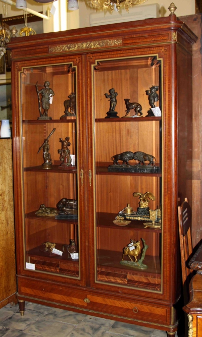 Книжный шкаф красного дерева декорированный золочённой бронзой в  неоампирном стиле