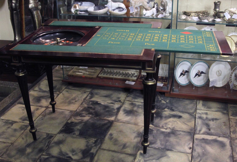 Стол игровой красного дерева в неоклассическом стиле