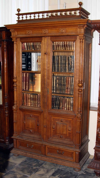 Шкаф книжный дубовый на две створки в эклектичном стиле