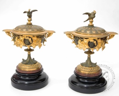 Вазы парные с крышками и барельефами птиц