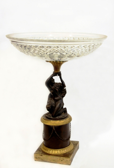 Ваза с хрустальной тарелкой и античной фигурой