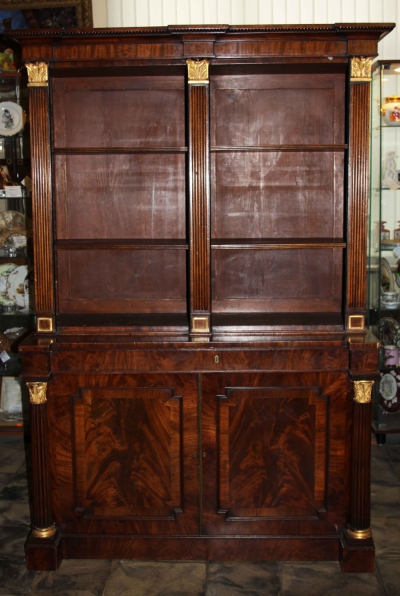 Книжный шкаф красного дерева с золочеными капителями в стиле Ампир