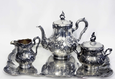 Сервиз серебряный из трех предметов с цветами на подносе