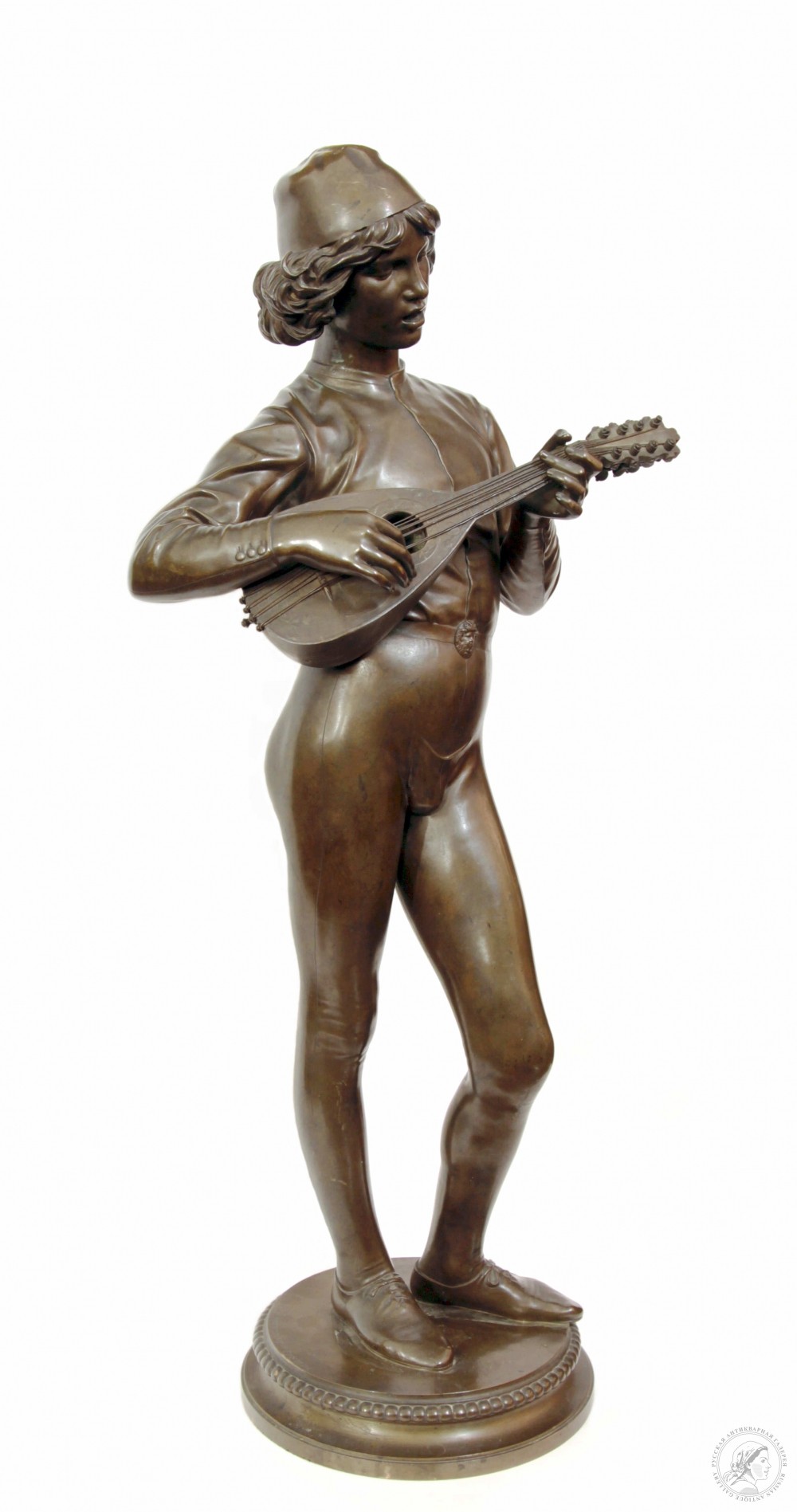Бронзовая скульптура «Юноша играющий на лютне»
