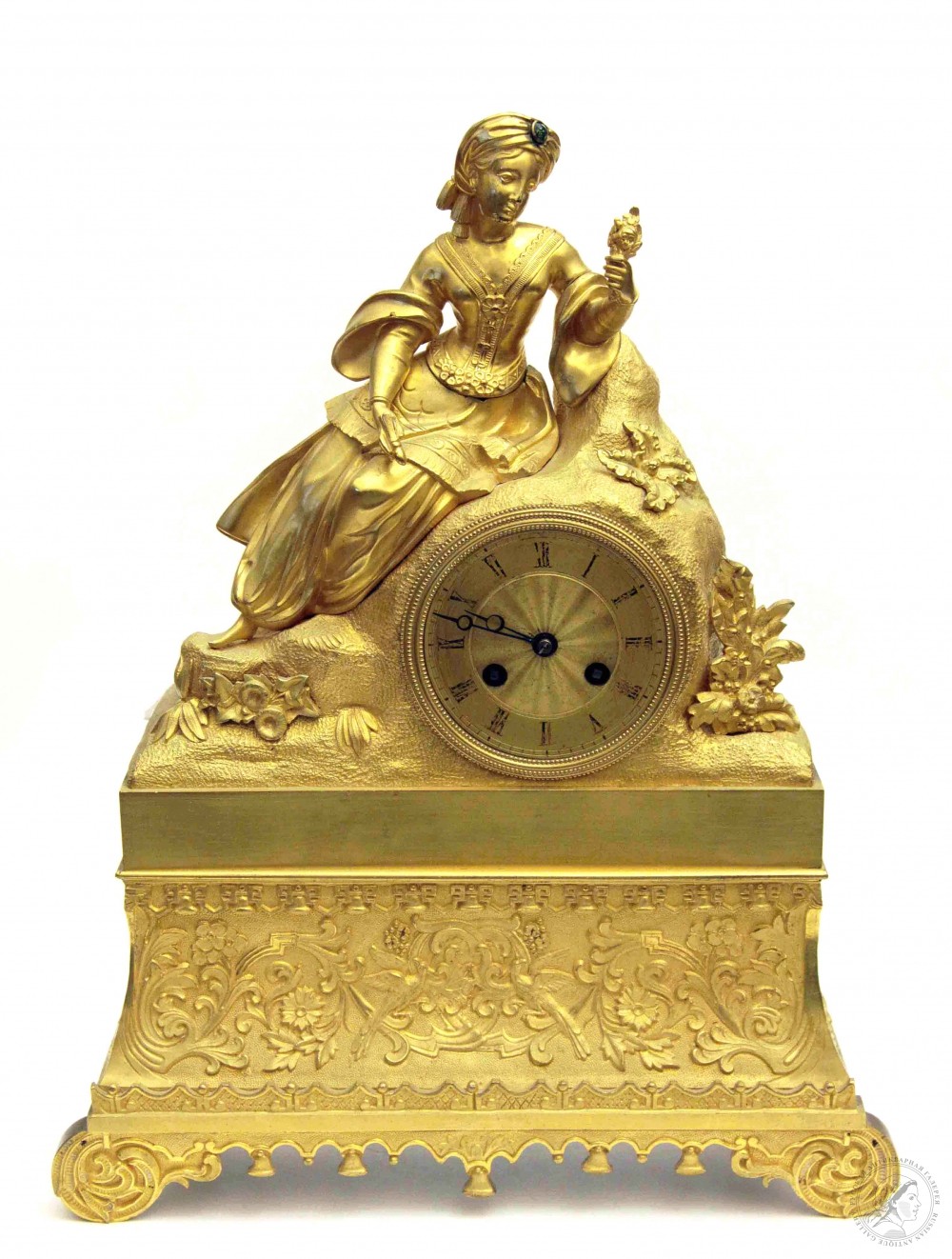 Часы бронзовые золочёные каминные «Девушка в чалме украшенной камнем»