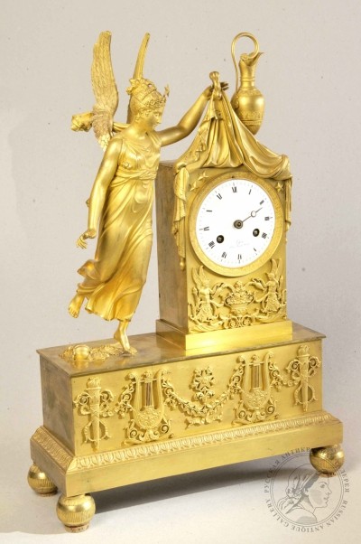 Часы каминные бронзовые золочённые в стиле ампир «Ника»