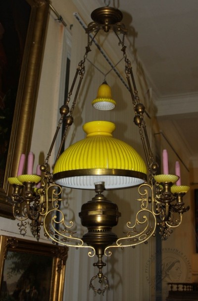 Люстра бронзовая на семь точек (керосиновая лампа) в эклектичном стиле с желтым стеклянным плафоном