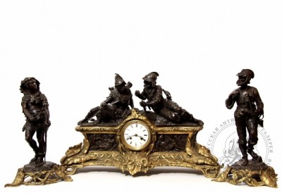 Бронзовые каминные золоченые часы  с парой фигур туземца и конкистадора в колониальном стиле