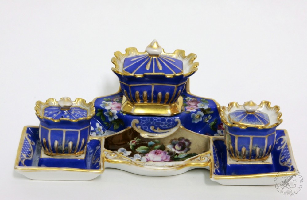 Фарфоровый письменный прибор из трёх предметов (частный завод Попова) «Цветы на синем фоне»