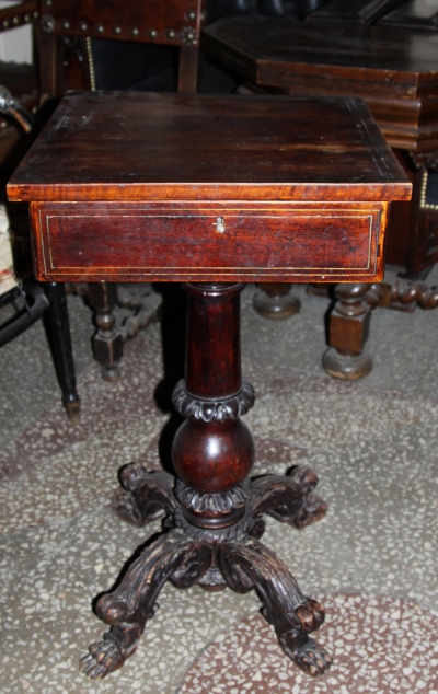 Столик для рукоделия красного дерева на стилизованных львиных лапах в стиле Ампир