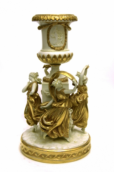 Скульптурная композиция с вазой