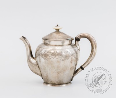 Серебряный чайник с орнаментальным декором