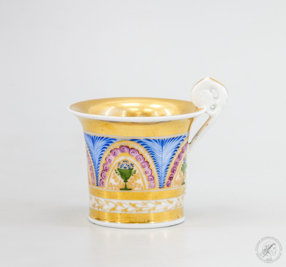 Фарфоровая чашка с декором в стиле ампир