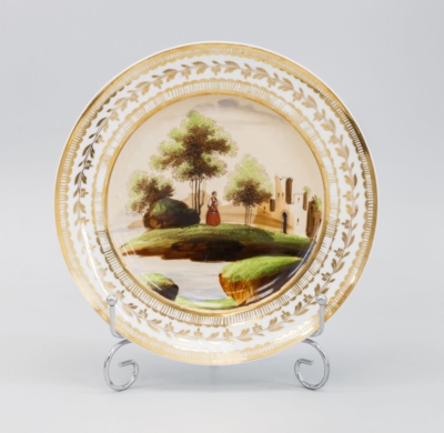 Декоративная тарелка «Девушка на фоне пейзажа»