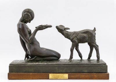 Скульптурная композиция «Девушка с козлёнком»
