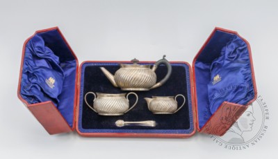 Чайный сервиз из четырёх предметов, в оригинальной коробке