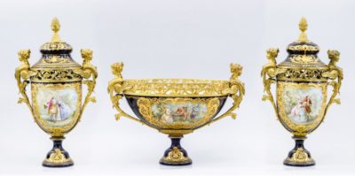 Сет из трех ваз: жардиньерка и две вазы с крышками в стиле Людовика XVI