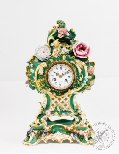 Часы фарфоровые в стиле Барокко декорированные цветами и птицами