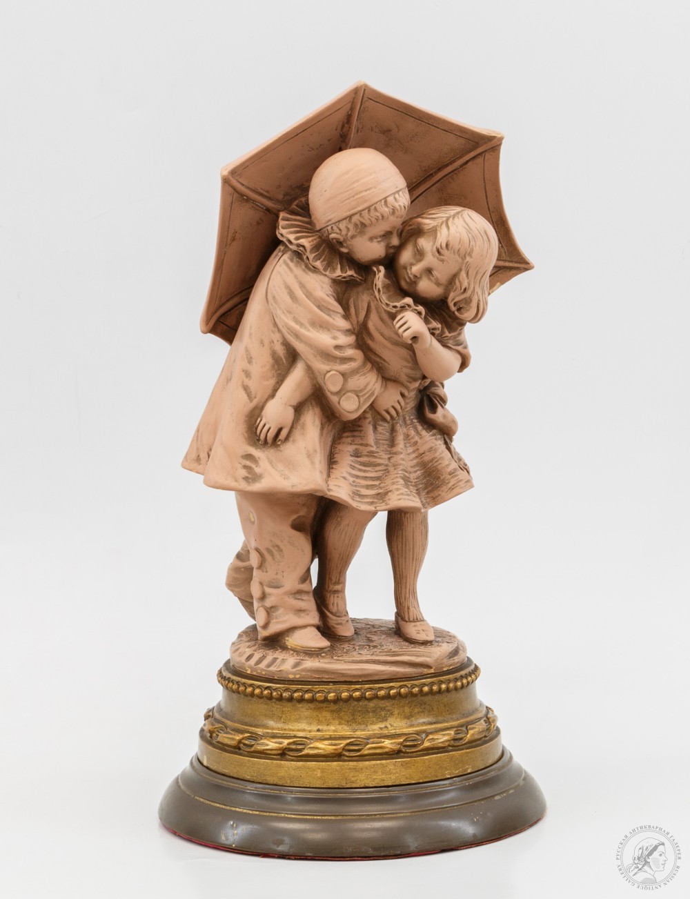 Скульптурная композиция «Мальчик с девочкой под зонтиком»