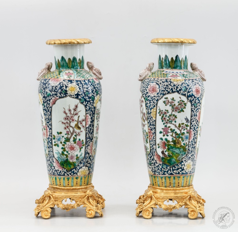 Две парные вазы с цветущей сакурой