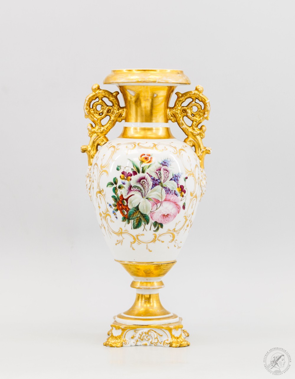 Фарфоровая интерьерная ваза с изображением букета цветов завода Братьев Корниловых