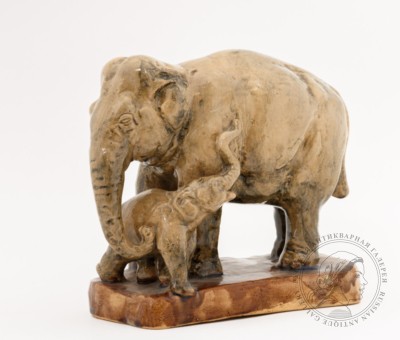 Скульптурная композиция «Слониха и слонёнок»