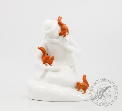 Скульптура «Снегурочка с белками»