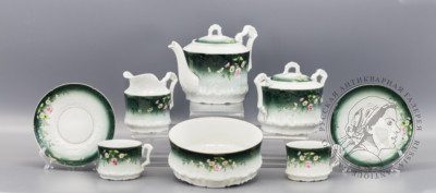 Чайный сервиз зеленого цвета с цветами из 8 предметов